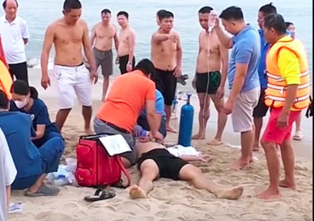 5 bác sĩ Bệnh viện Tuyên Quang ép tim, cứu du khách bị đuối nước ở biển Nhật Lệ