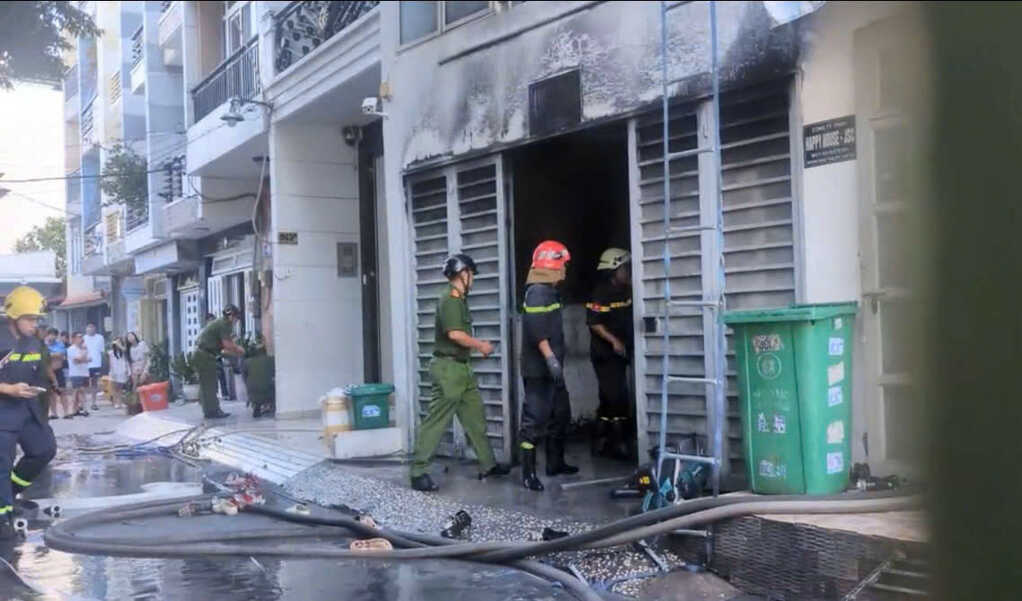 Cháy nhà 4 tầng, nhiều người phải leo sang mái nhà liền kề để thoát thân