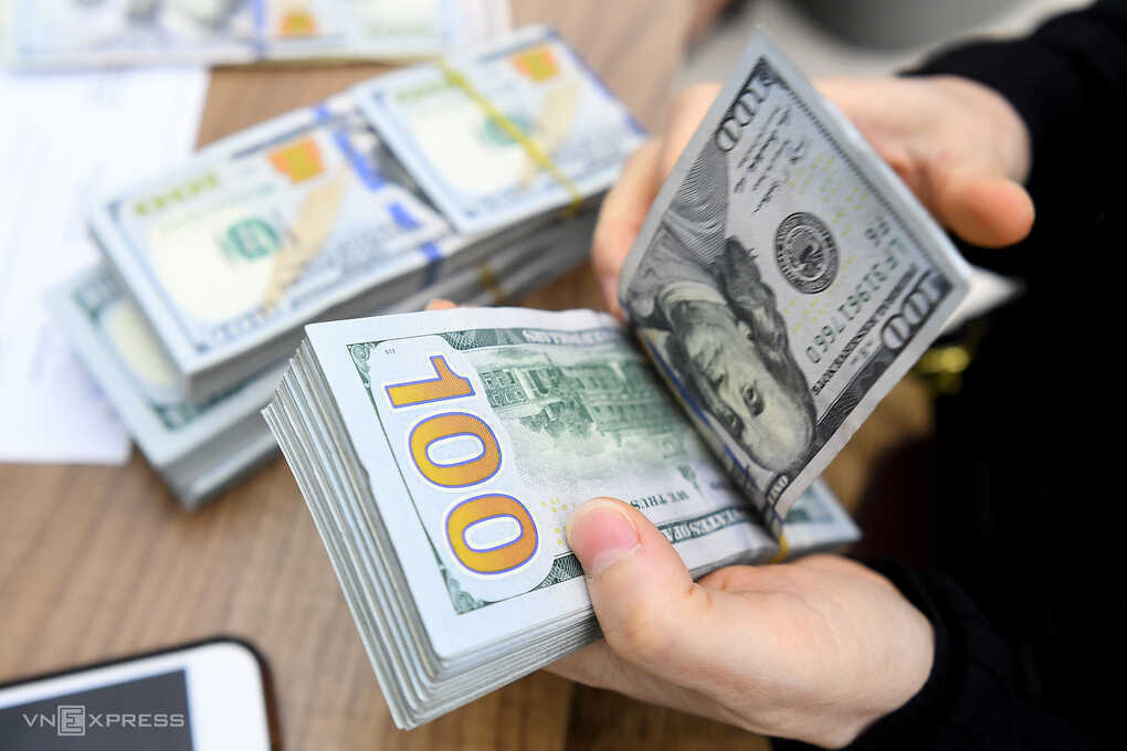 Giá USD tự do lao dốc