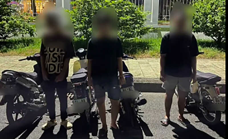 Hàng chục thanh niên nẹt pô, chạy tốc độ cao náo loạn đường phố, bị CSGT chặn bắt
