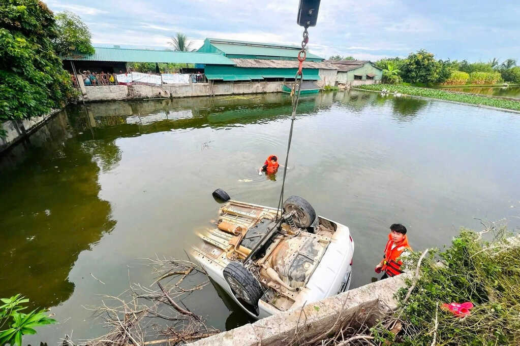 Ô tô lao xuống ao, một người đàn ông tử vong