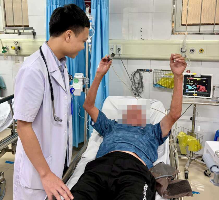 Tận dụng từng phút cấp cứu người đàn ông đột quỵ, 1 giờ sau hết liệt nửa người