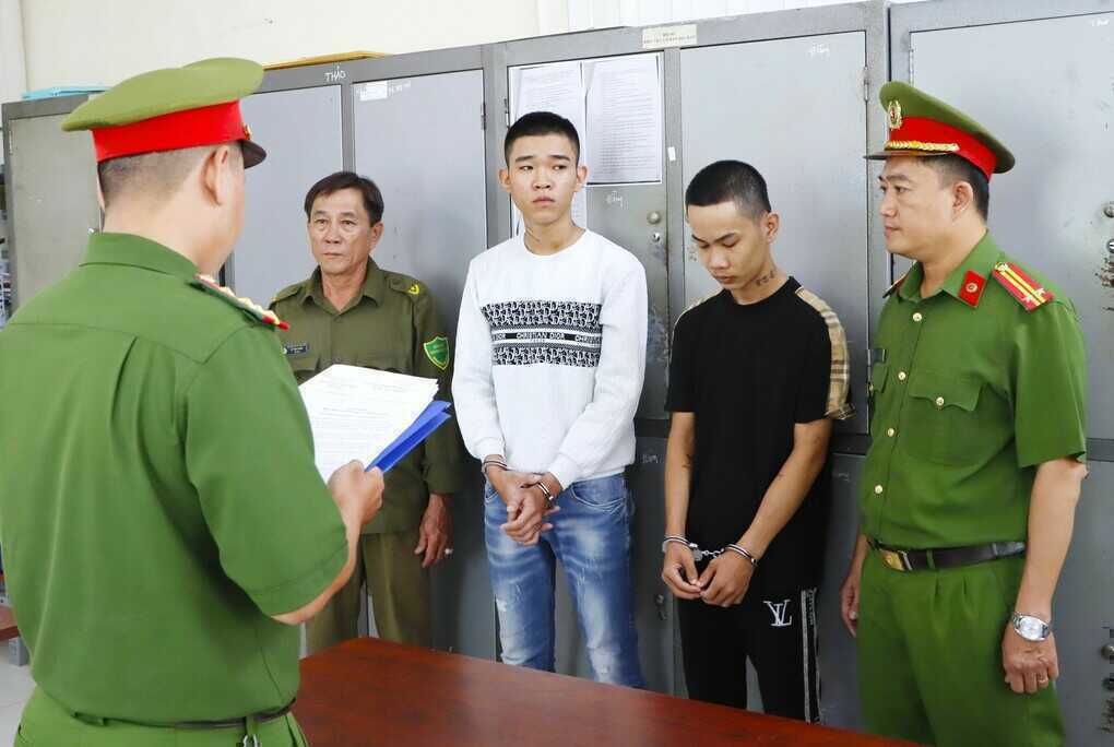 Tranh giành khách, nhóm tài xế xe công nghệ mang dao gây rối