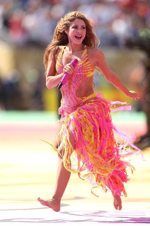 Váy `ánh hoàng hôn` của Shakira ở chung kết World Cup