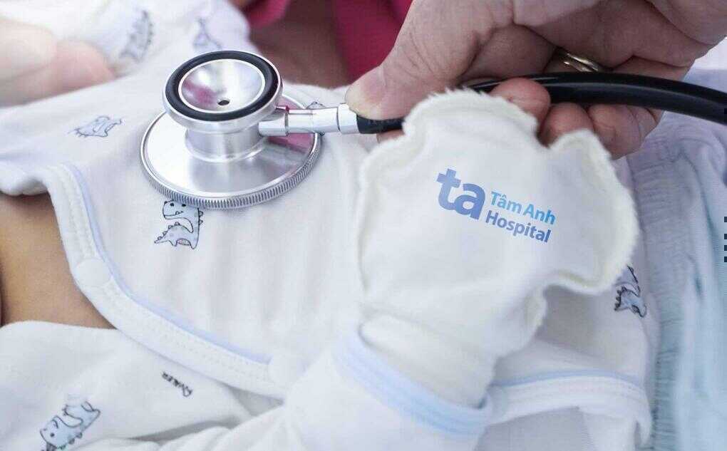 Bé sơ sinh nhiễm trùng rốn biến chứng viêm màng não