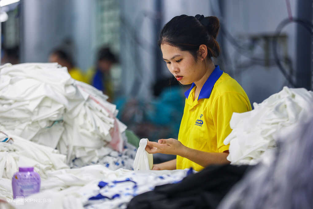 Bộ Nội vụ: Lương tối thiểu đề xuất 7,8% `cao hơn mức sống tối thiểu`