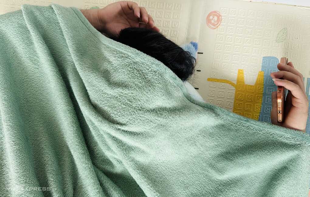 Có nên trùm chăn kín đầu khi ngủ?