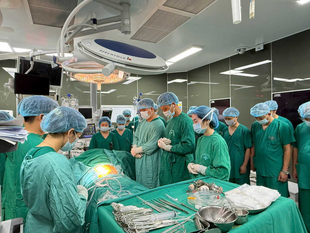 Hàng chục y bác sĩ cúi đầu tri ân người đàn ông ở Hà Nội hiến tạng