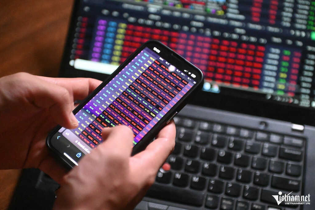 Loạt cổ phiếu giảm kịch sàn, VN-Index mất hơn 62 điểm