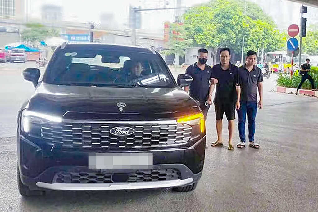 Tạm giữ hình sự tài xế lái ô tô đẩy CSGT rồi bỏ chạy ở Hà Nội