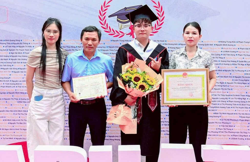 Từng ‘lạc lối’, thi lại đại học, nam sinh ngược dòng thành thủ khoa kép