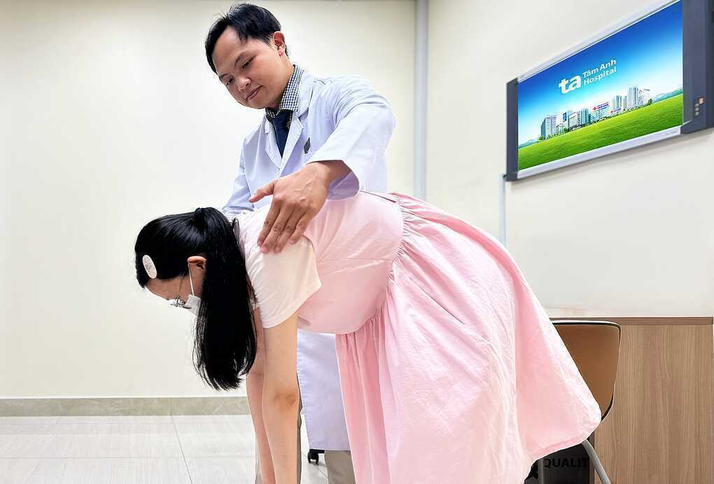 Bơi lội có giúp giảm vẹo cột sống?