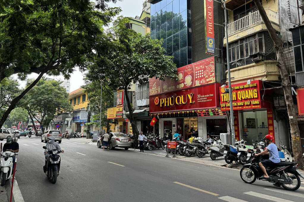 Cảnh tượng phố vàng Hà Nội khi giá vàng lao dốc, tìm đâu người bắt đáy?