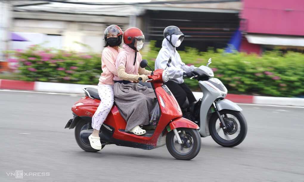 Honda thống trị xe máy xăng, VinFast dẫn đầu xe máy điện