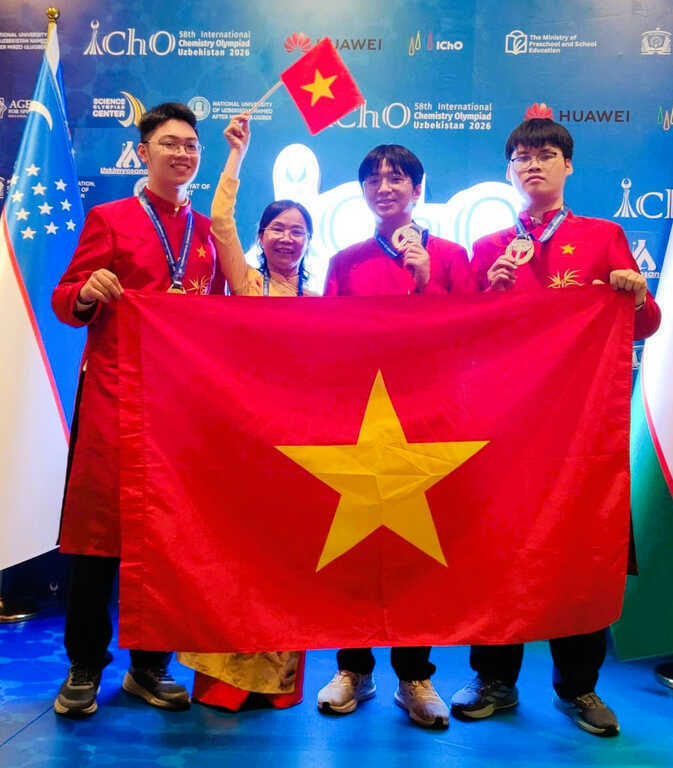 Một lớp có 3 học sinh cùng giành Huy chương Vàng Olympic quốc tế