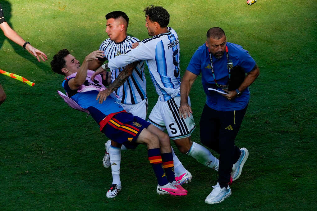 Paredes, Molina bị đề nghị cấm thi đấu một năm