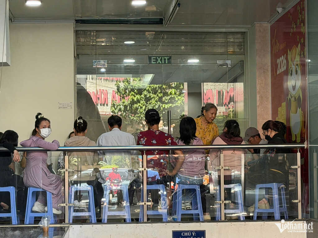Trái ngược với Hà Nội, người dân TPHCM xếp hàng bán vàng, kim cương