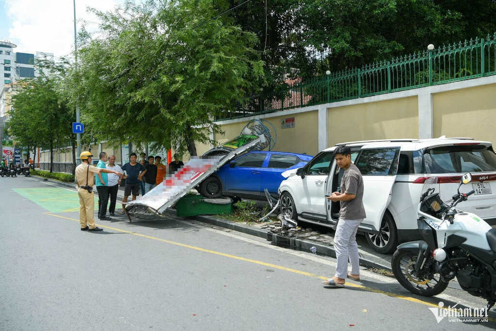 Hai ô tô lao lên vỉa hè sau cú tông mạnh dưới chân cầu Ba Son, túi khí bung ra