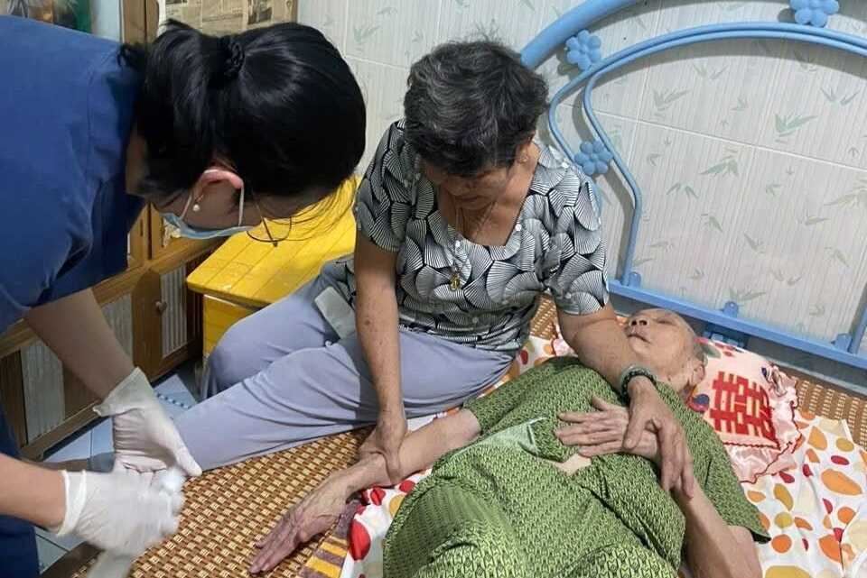 Hơn 1.000 người dân TP HCM được khám sức khỏe định kỳ miễn phí tại nhà