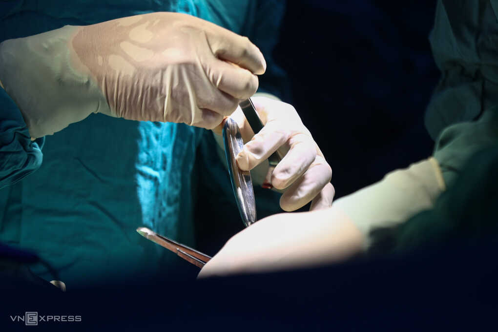 Mảnh vỡ bát cơm đâm vào cổ bé gái 5 tuổi
