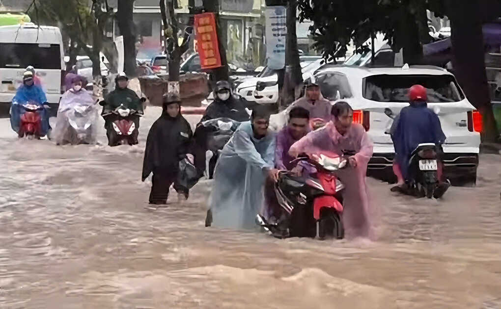 Phú Quốc ngập sâu sau mưa lớn