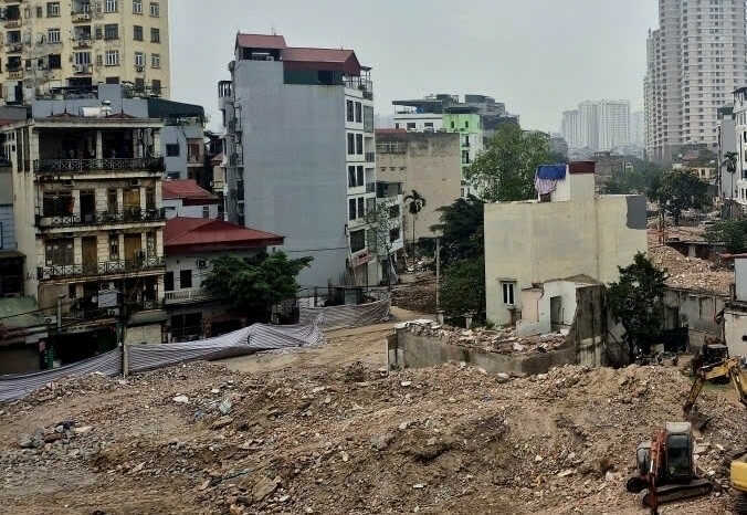 3 gia đình chung một sổ đỏ, đất cạnh dự án làm đường có được tách thửa?