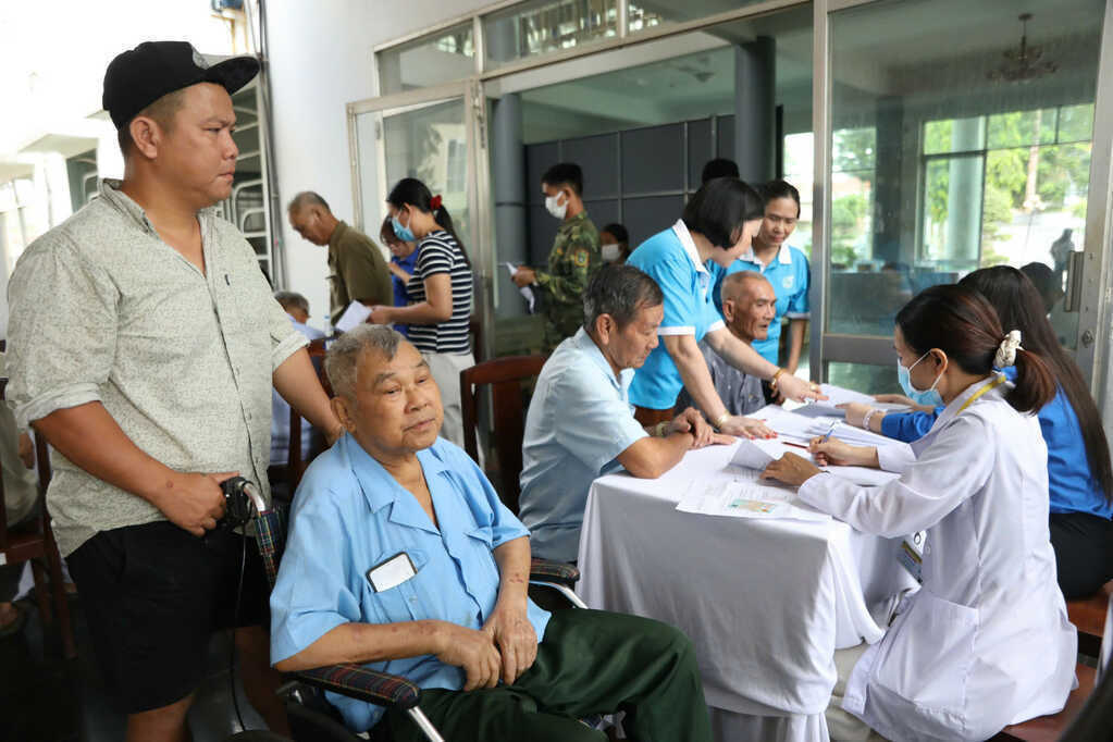 Bác sĩ đến tận nhà Mẹ Việt Nam Anh hùng khám bệnh và nghe lời dặn dò đầy ý nghĩa