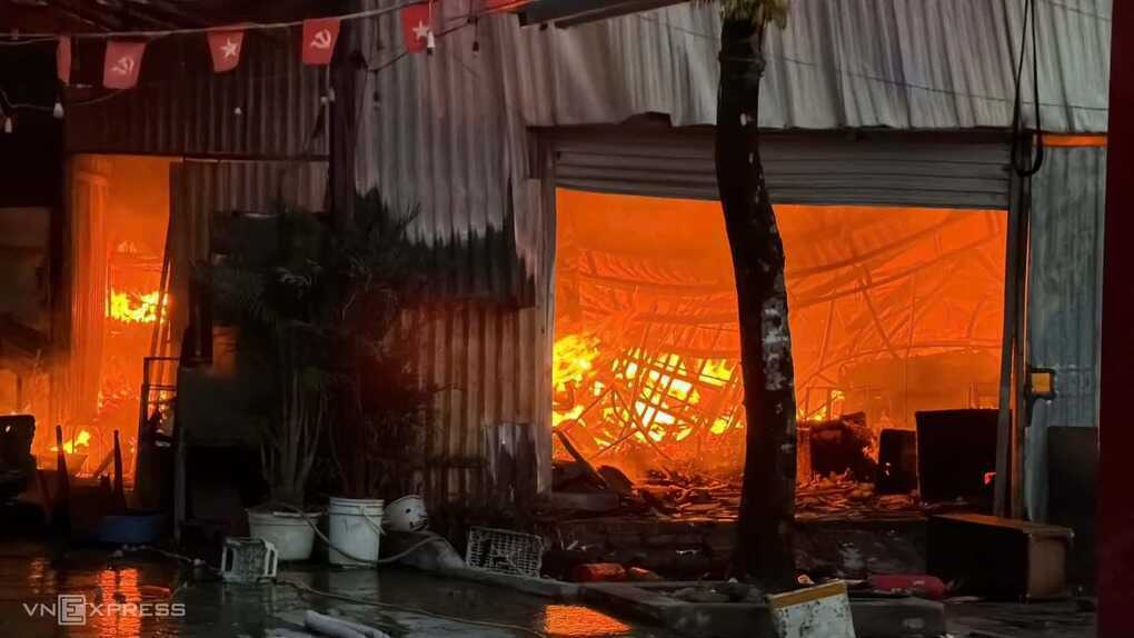 Cháy quán bia, lan sang lán xưởng tạm ở Hà Nội