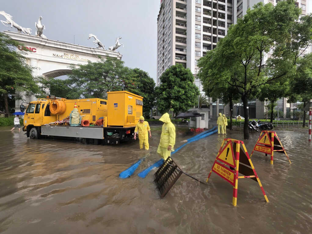 Mưa lớn từ sáng sớm, nhiều tuyến phố Hà Nội dềnh nước