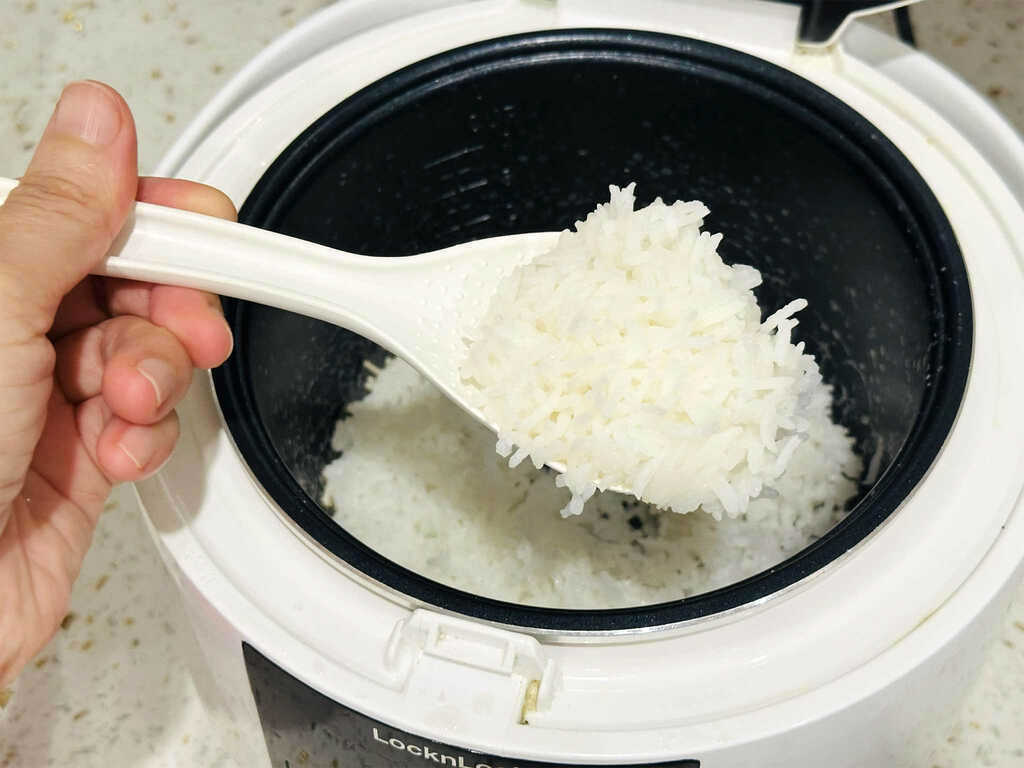 Người cao tuổi giảm ăn cơm, sau thời gian ngắn có thể xuất hiện 5 thay đổi