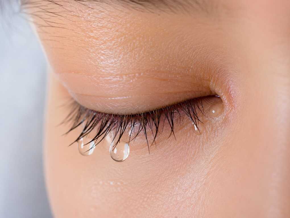 Vì sao chảy nước mắt liên tục dù không khóc?