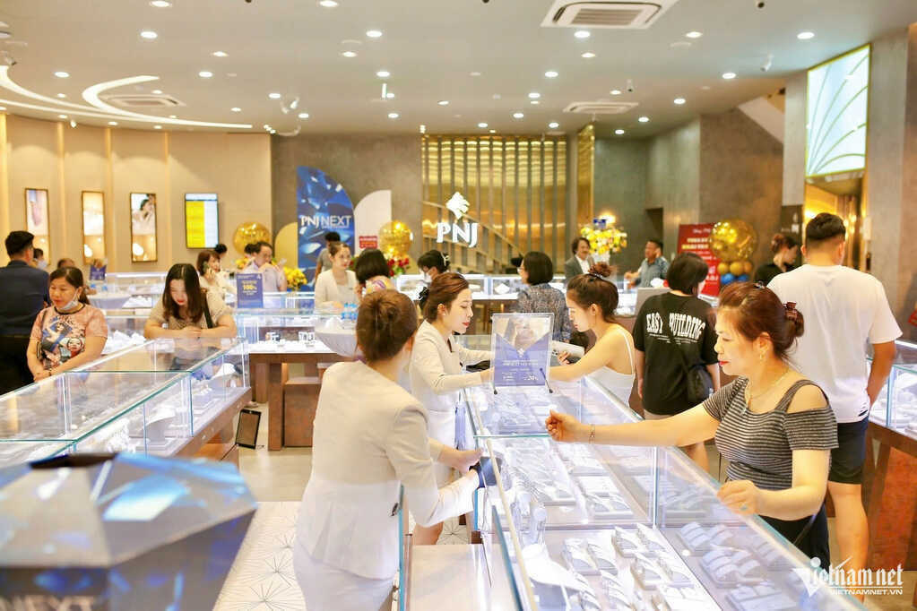 Cô gái 27 tuổi làm chủ tịch tập đoàn lớn; TGĐ Hoá chất Đức Giang bị khởi tố