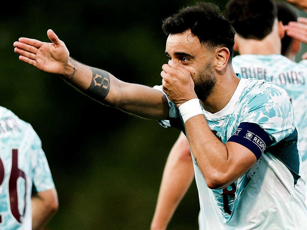 Gatalatasaray hỏi mua Bruno Fernandes khiến MU dao động