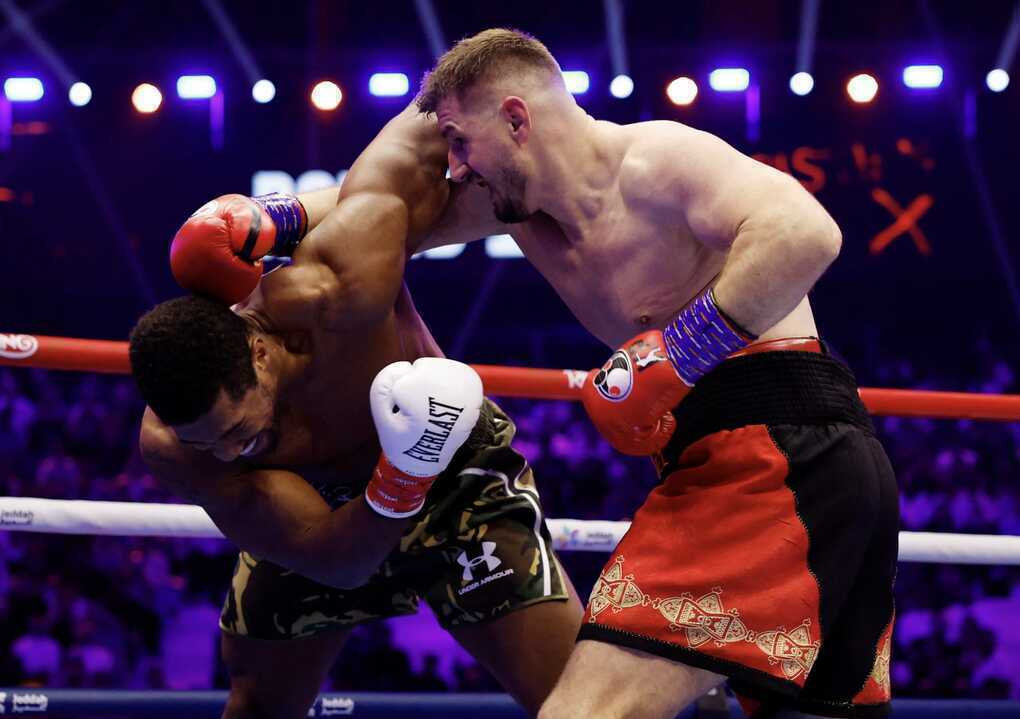 Joshua bị đánh ngã sau 20 giây vẫn thắng knock-out