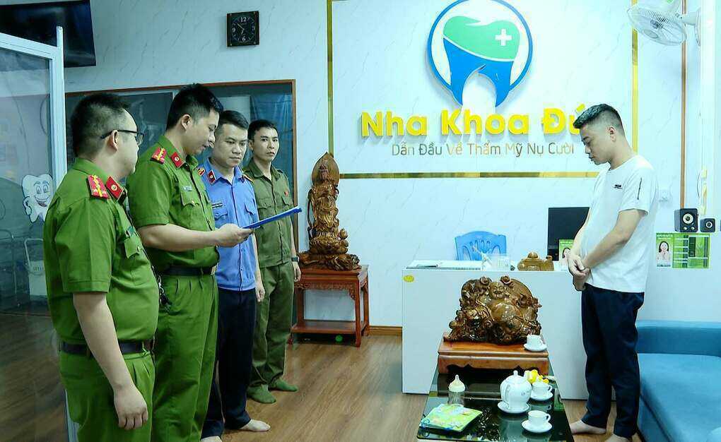 Mặc blouse, giả bác sĩ `dẫn đầu về thẩm mỹ nụ cười` để lừa bệnh nhân