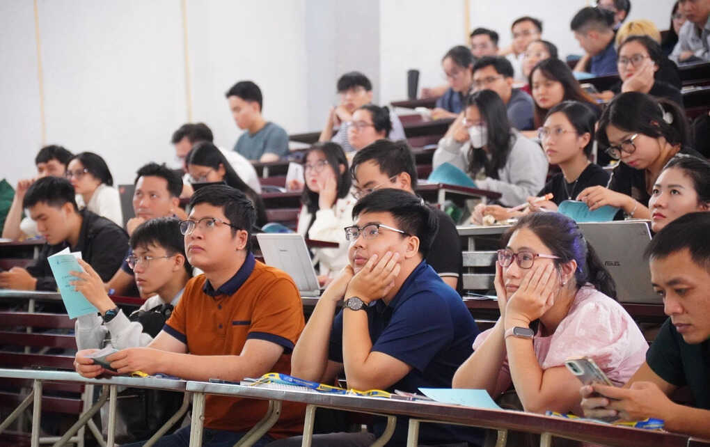 Nghiên cứu sinh tiến sĩ có thể bị cấm `vừa học, vừa làm`