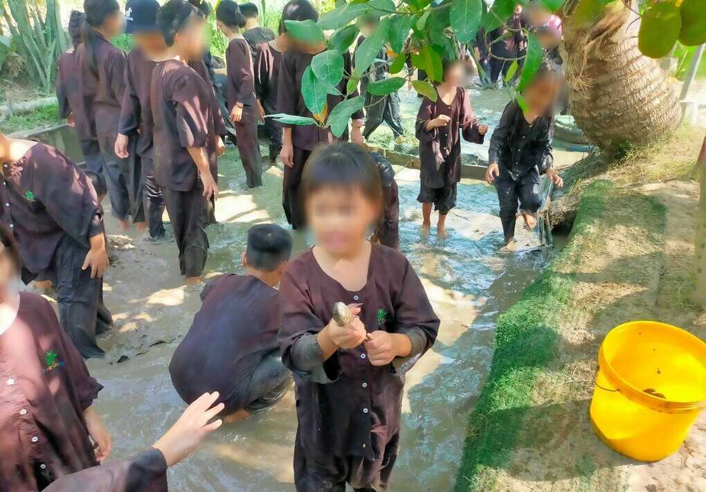 Trẻ lội bùn, bắt cá có dễ nhiễm uốn ván?
