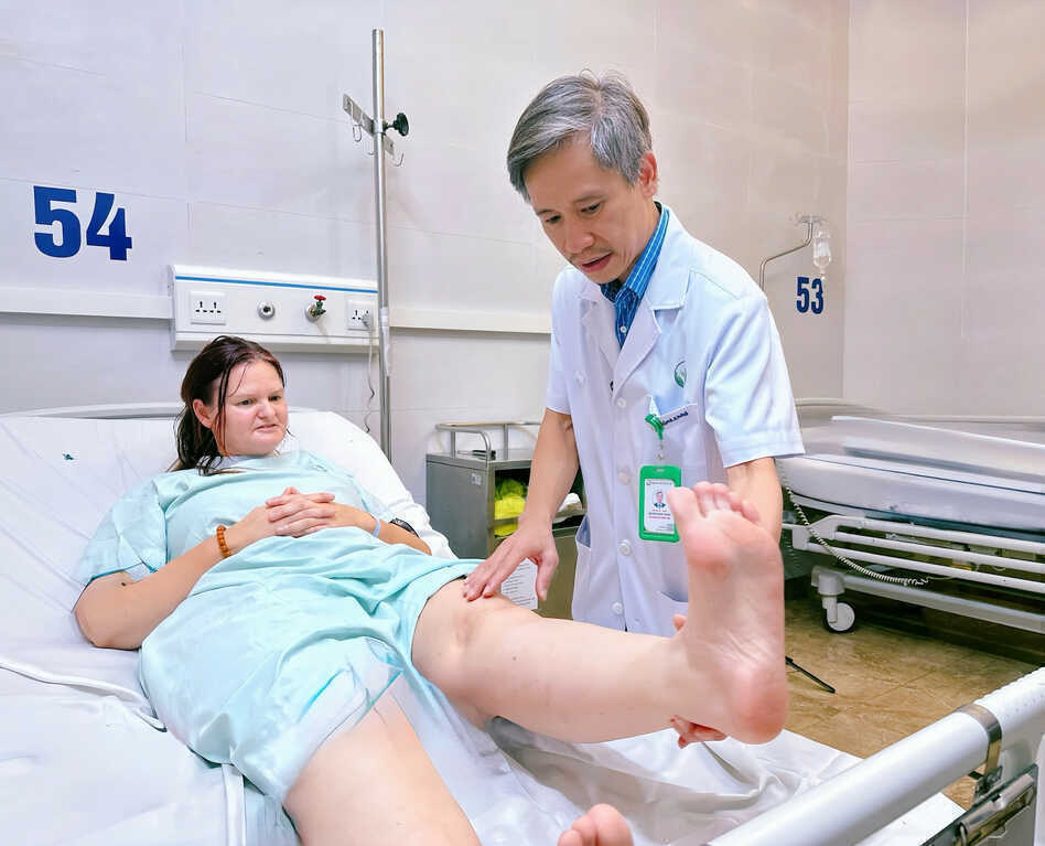 Vượt 9.000 km sang Việt Nam mong chấm dứt cơn đau khớp hành hạ suốt 10 năm