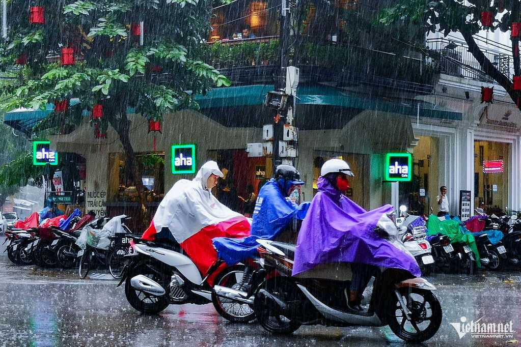 Dự báo thời tiết 26/7: Miền Bắc nắng oi, chiều tối mưa giông mạnh trở lại