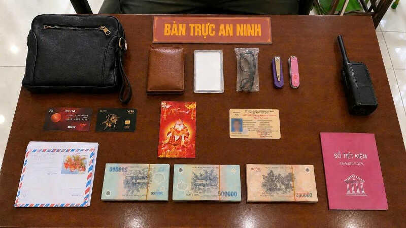 Nam hành khách để quên túi da màu đen chứa tài sản hơn 4 tỷ đồng ở sân bay