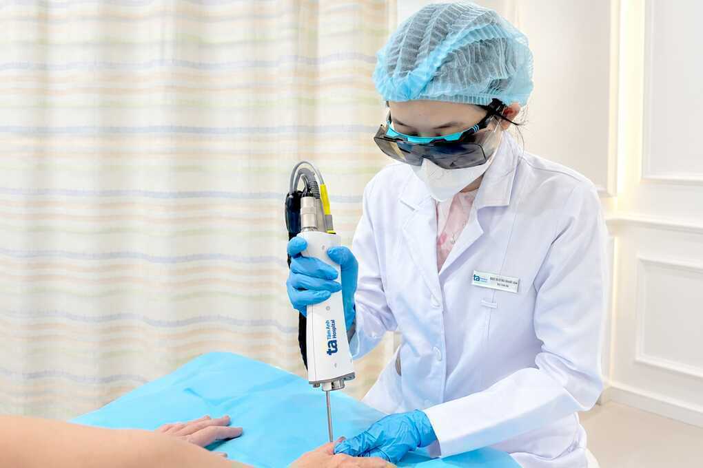 Nấm móng trên nền viêm da cơ địa