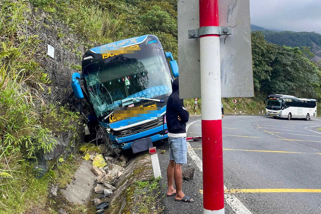 Ô tô khách tông vào vách núi trên đèo Khánh Lê, hành khách hoảng loạn