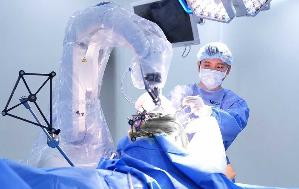Robot phẫu thuật thay khớp gối cho bệnh nhân