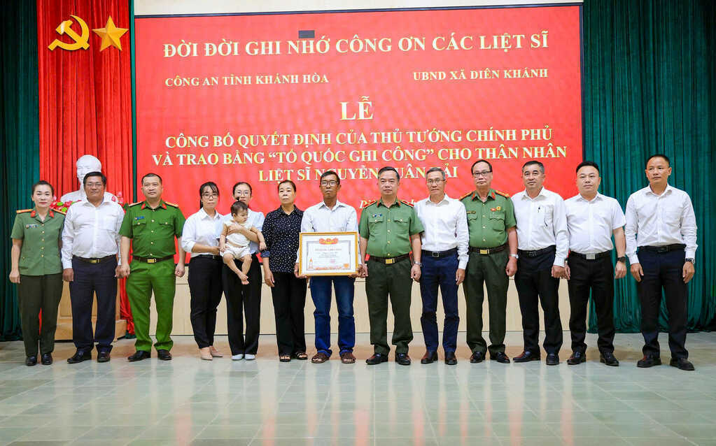 Trao bằng Tổ quốc ghi công Thiếu tá Nguyễn Xuân Hải tới thân nhân liệt sĩ
