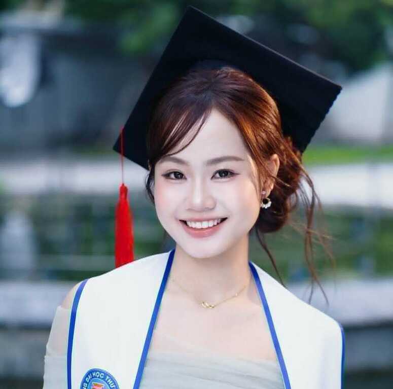 Từ cô gái bán đồ cũ đến thủ khoa điểm tuyệt đối