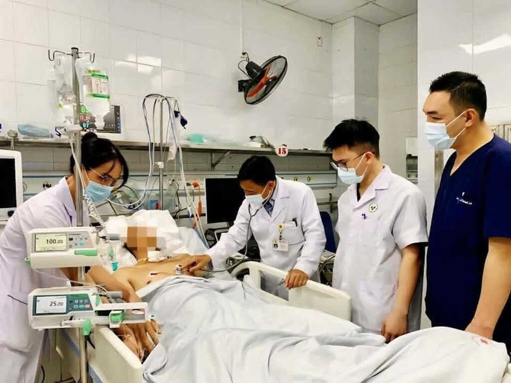 Tưởng nước ngọt, người đàn ông nguy kịch sau khi uống 2 ngụm dung dịch màu hồng