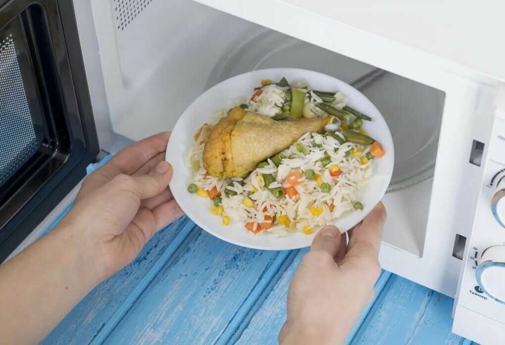 Chuyên gia cảnh báo cách dùng lò vi sóng dễ rước bệnh vào người