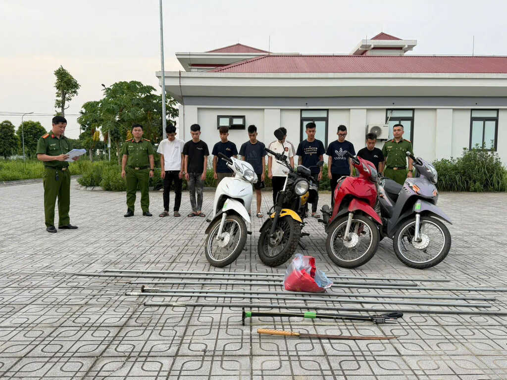 Hơn 100 thanh thiếu niên mang phóng lợn, đánh võng, rượt đuổi gây náo loạn