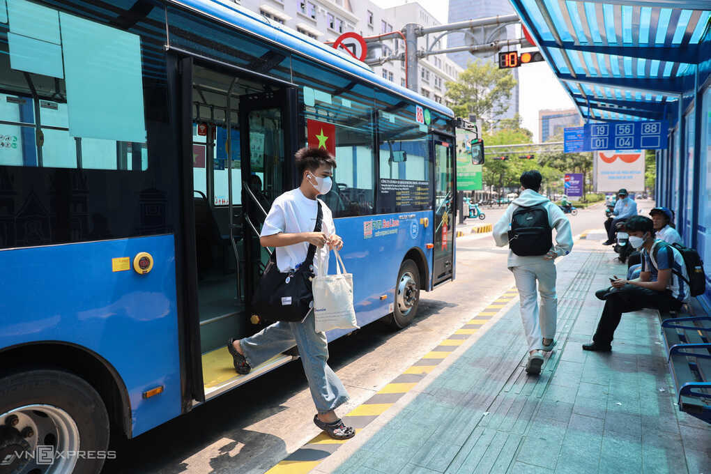 TP HCM vận động công chức đi xe buýt, metro hai lần mỗi tuần