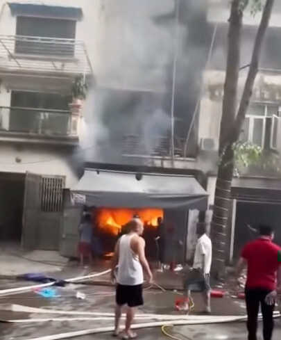 Cháy nhà liền kề ở Hà Nội, nghi có người mắc kẹt
